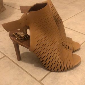 Brand new Vince camuto ladies heels, size 9.5